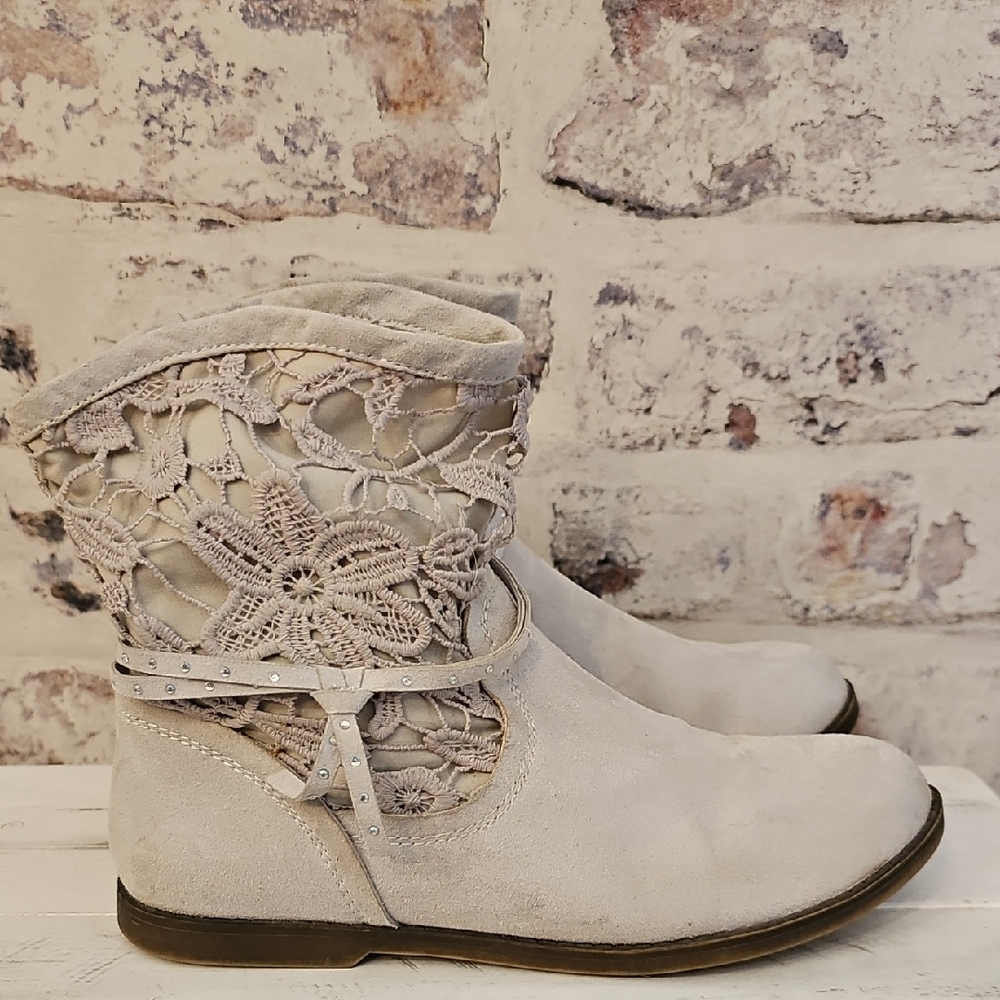 Elegant Cream Lace Women's Boots